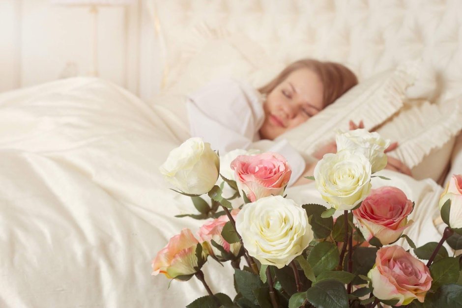 Букет розовых роз на постели