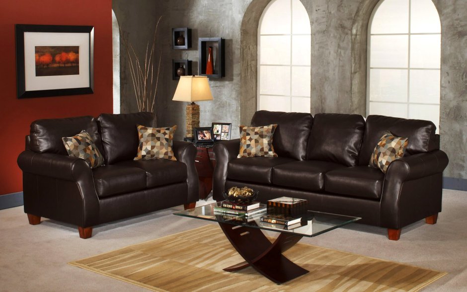 Коричневый кожаный диван в интерьере