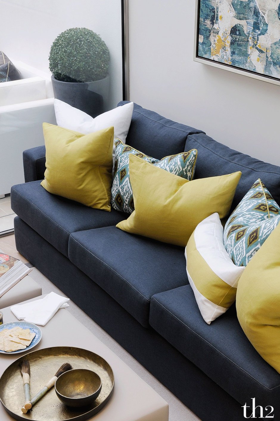Серый диван с яркими подушками