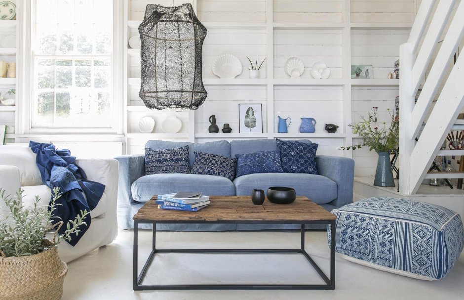 Дизайн идеи для столовой с плетёной мебелью и голубыми подушками