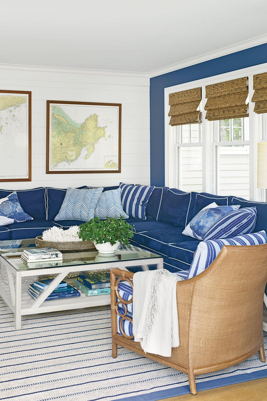 Синий диван интерьер в морском стиле