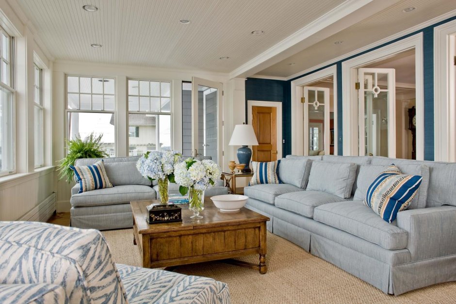 Чистый красивый дом с окнами и диваном голубой