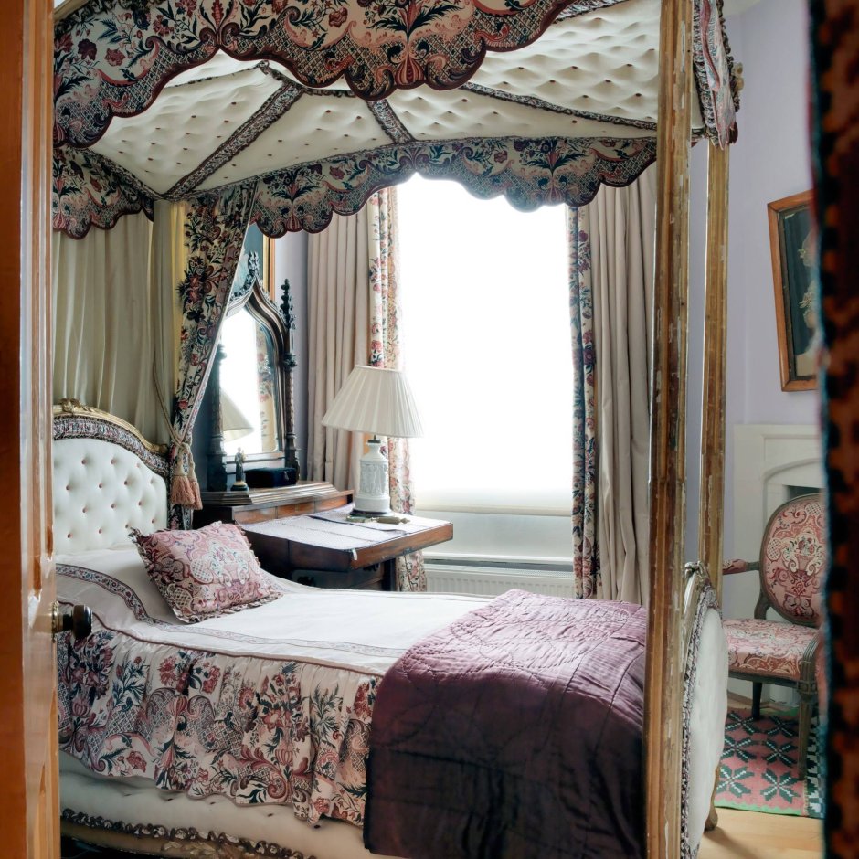 Кровать с балдахином в викторианском стиле