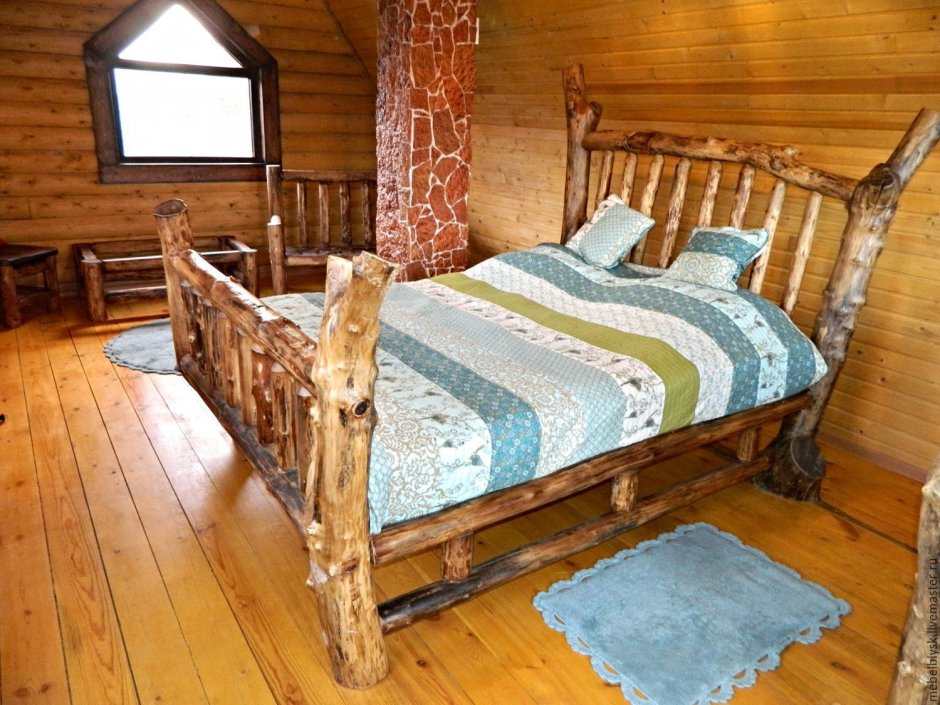 Кровать из стволов деревьев