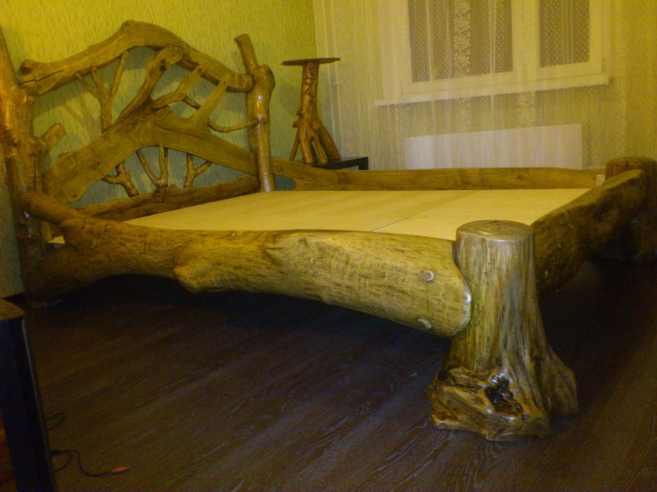 Кровать из бревна дерева