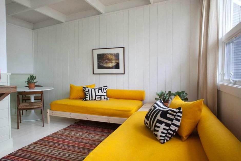 Желтый диван в деревянном интерьере