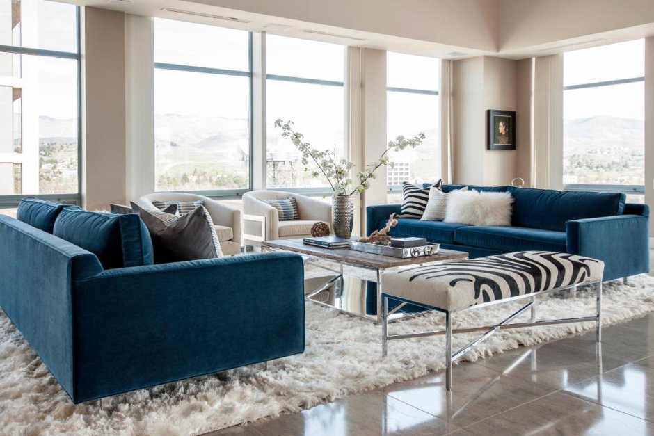 Синий диван и ковер в интерьере
