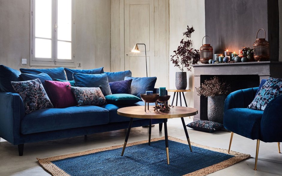 Уютный синий диван