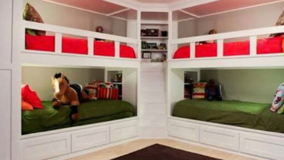 Детская комната в морском стиле с двухъярусной кроватью