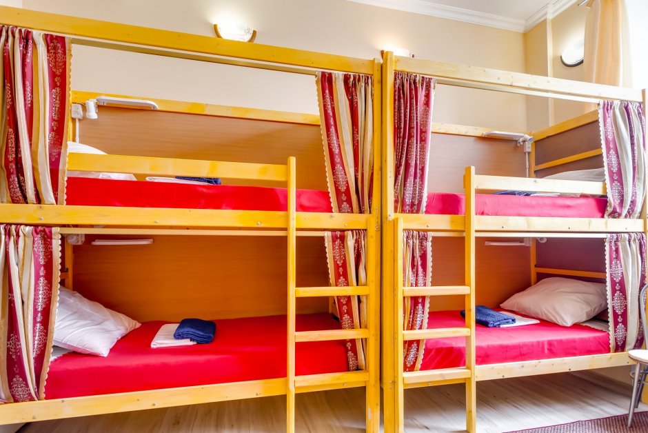 Комната для двух девочек подростков с двухэтажной кроватью