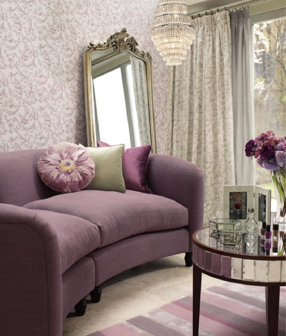 Нежно розовый диван в гостиную