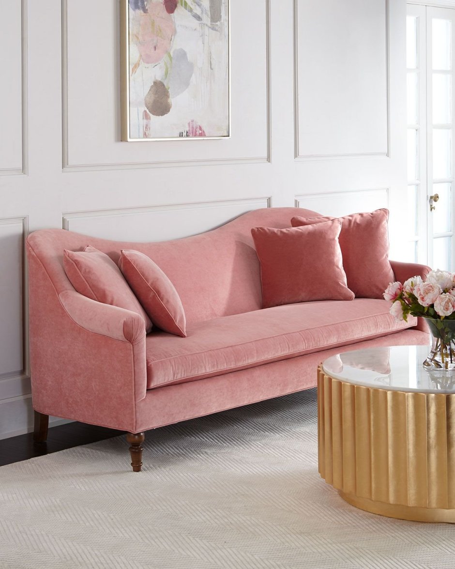 Пудрово розовый диван в интерьере