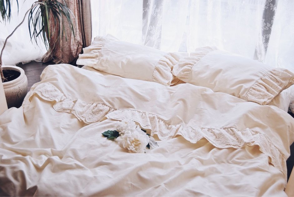 Кровать с красивым постельным бельем