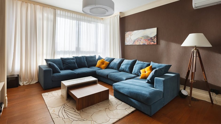 Коричневый диван в интерьере гостиной