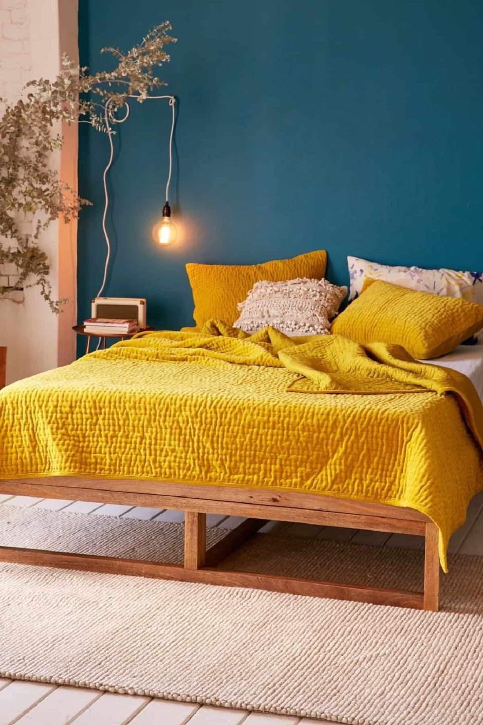 Желтое покрывало на кровать