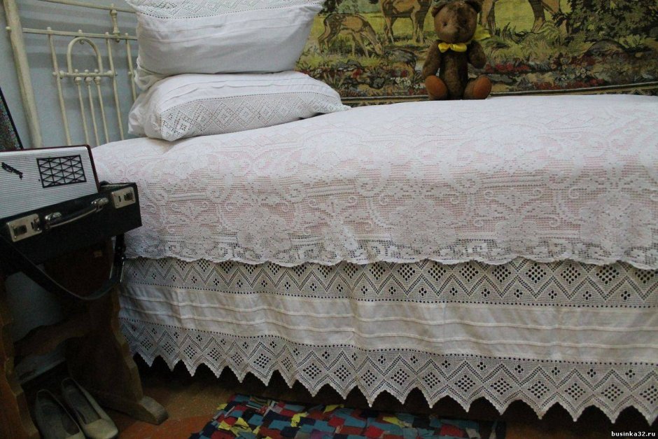 Деревенская кровать с подушками
