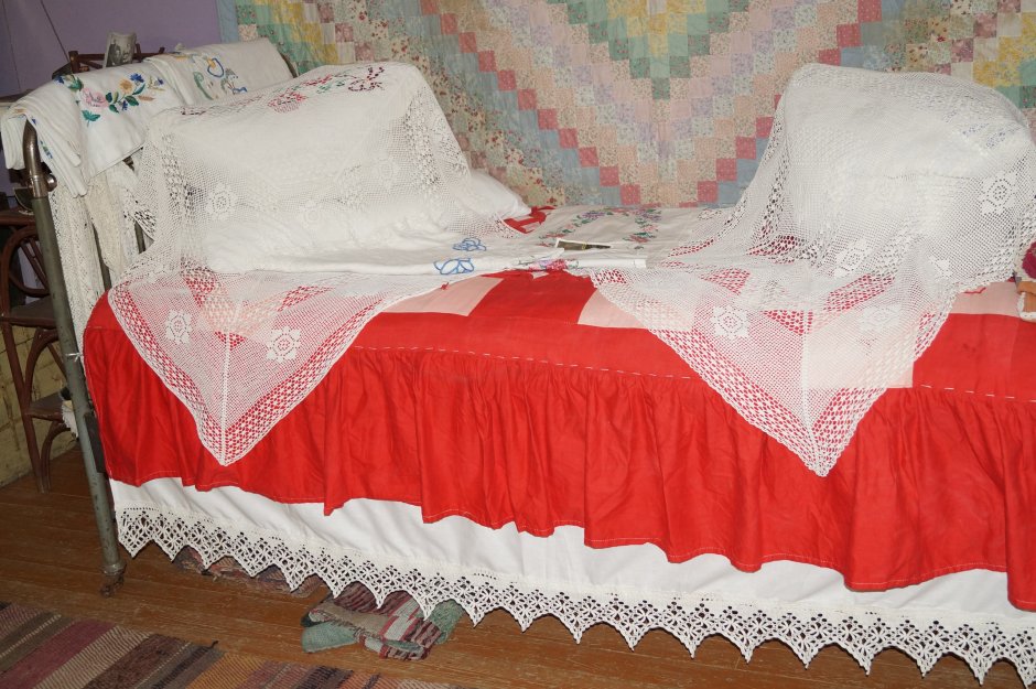 Бабушкины подушки на кровати