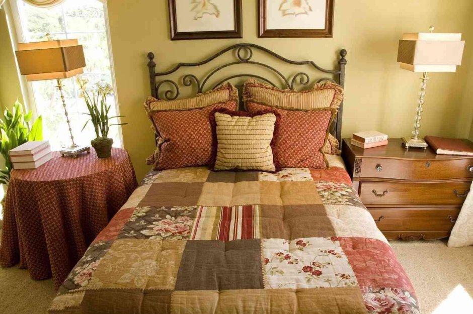 Кровать с периной и подушками