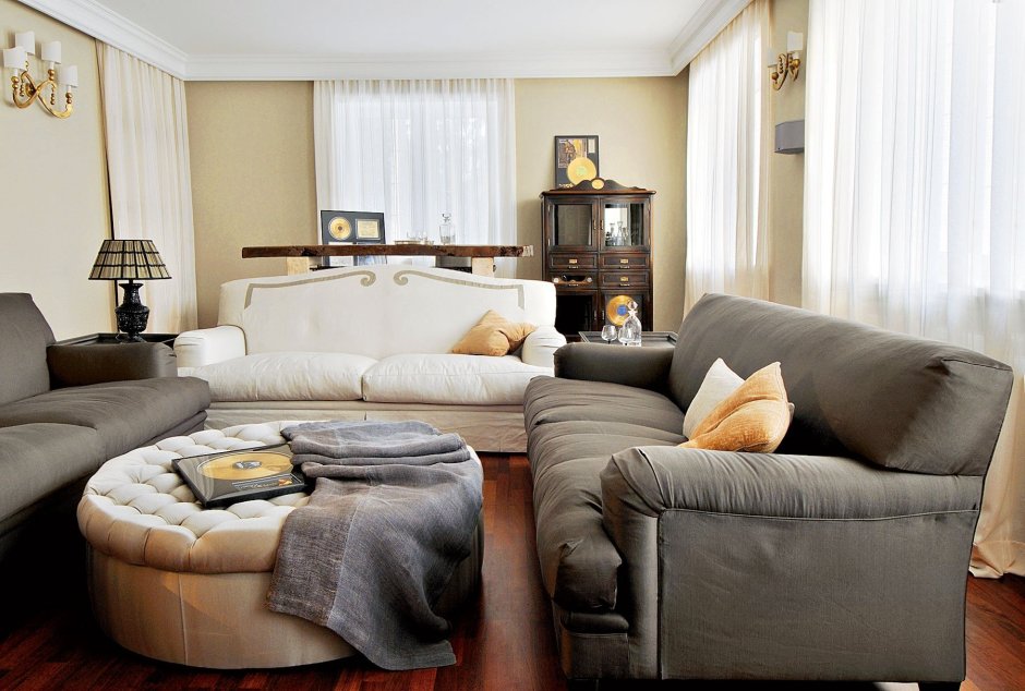 Серо бежевый диван в интерьере