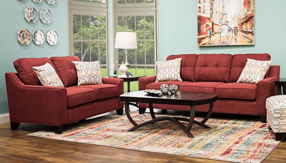 Бордовый угловой диван в гостиной
