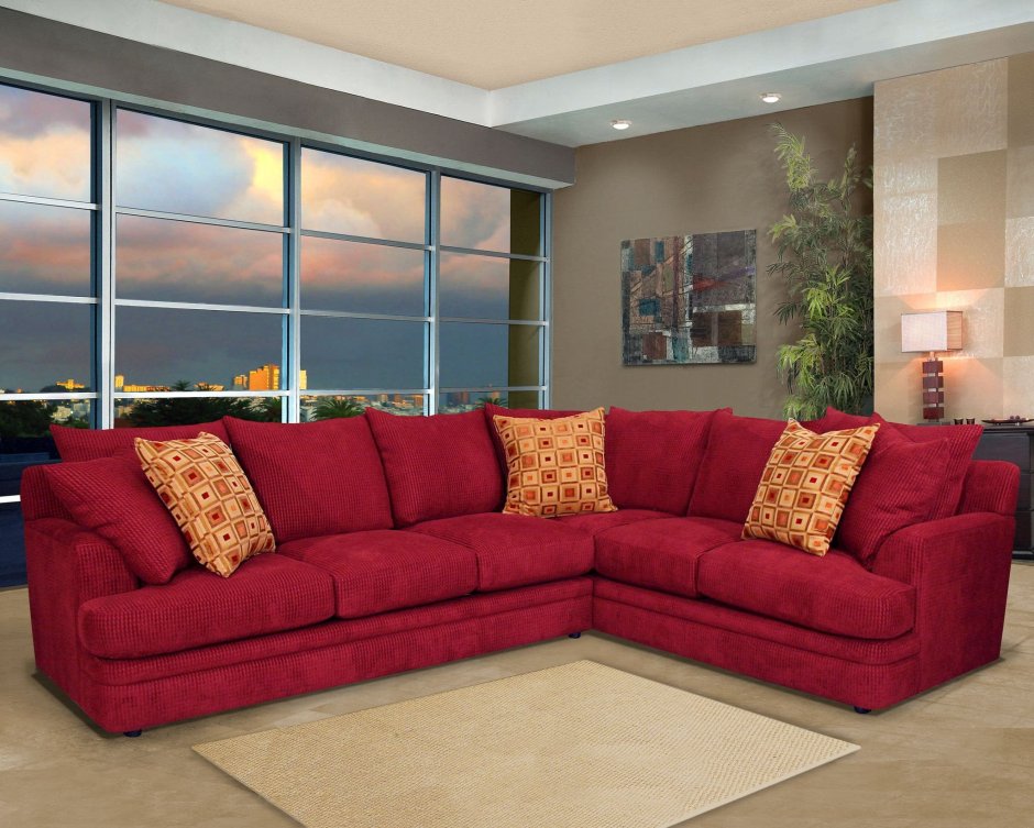 Бордовый диван в гостиной