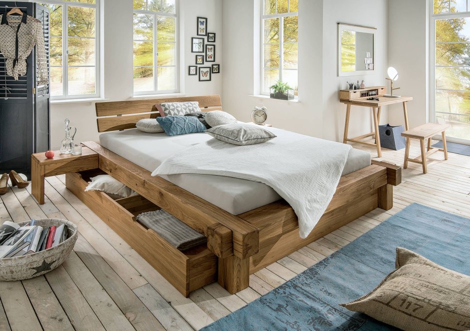 Деревянная кровать в летнем домике