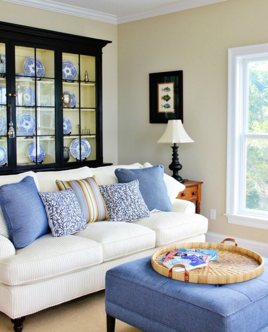 Синий диван в интерьере гостиной фото реальные