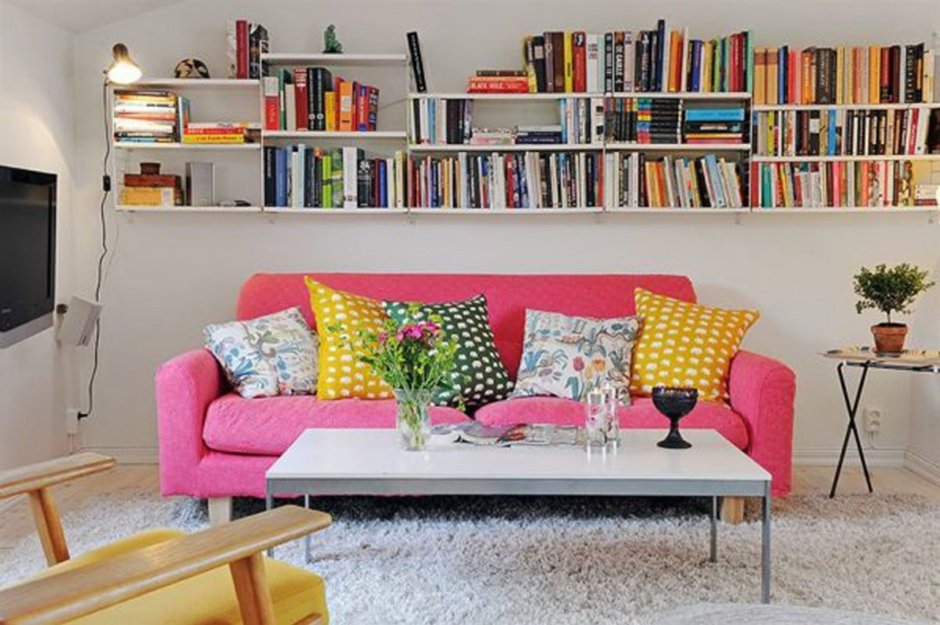 Книжные полки над диваном
