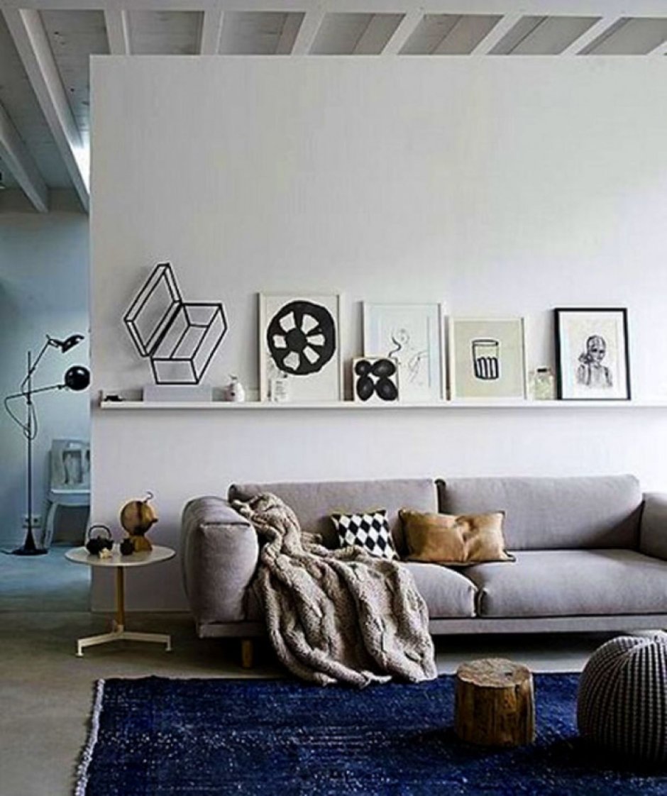Полки над диваном в скандинавском стиле
