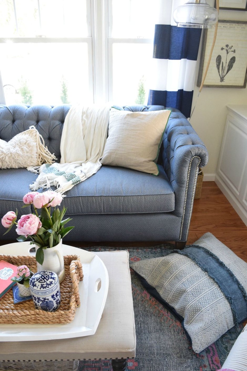 Джинсовый диван в интерьере гостиной реальные