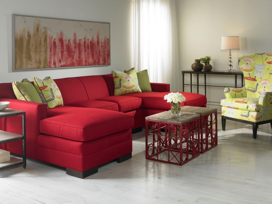 Красный диван в гостиной