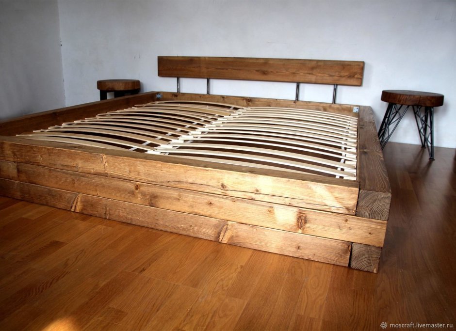 Двуспальная кровать из бруса