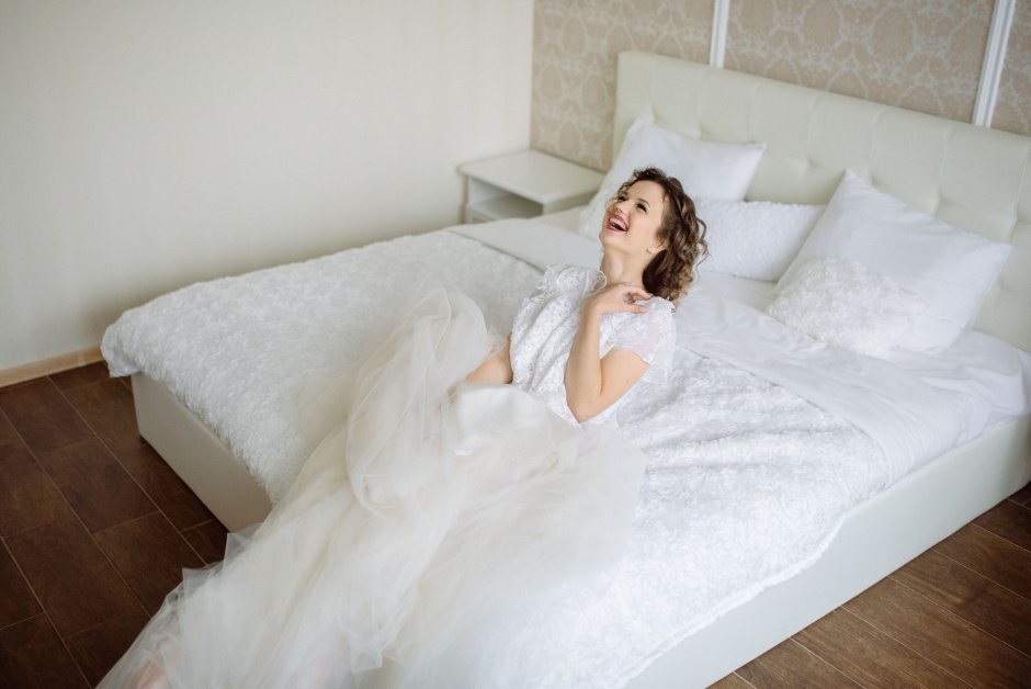 Невеста на кровати (44 фото)