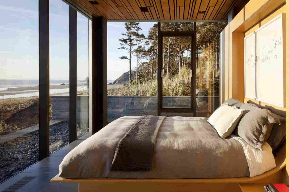Спальня с панорамными окнами с бассейном с видом на море