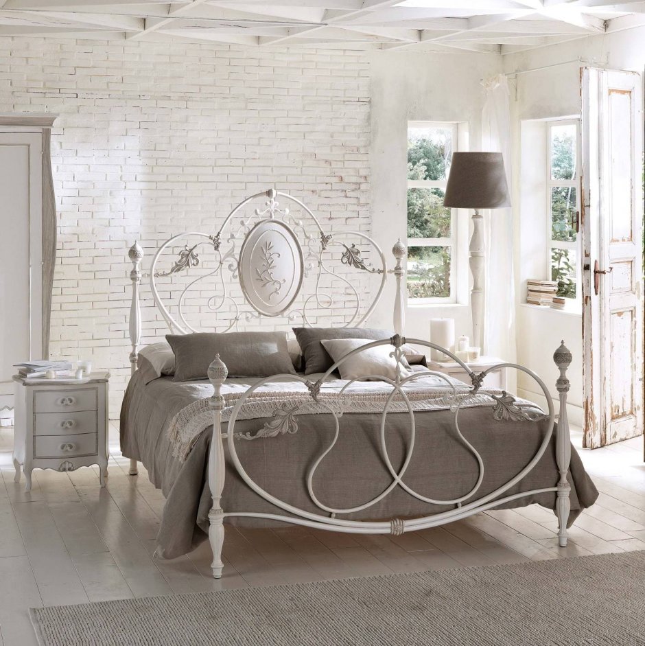 Спальня в стиле Прованс с металлической кроватью