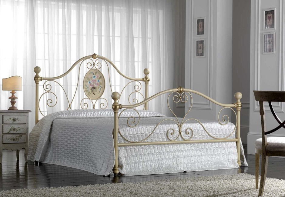 Кованые кровати в спальнях в стиле гламур