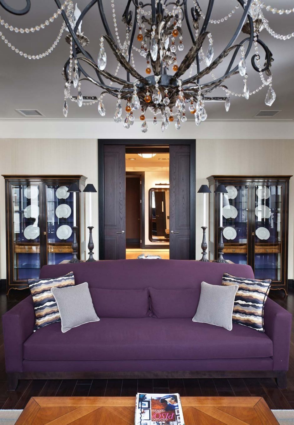 Гостиная с фиолетовым диваном