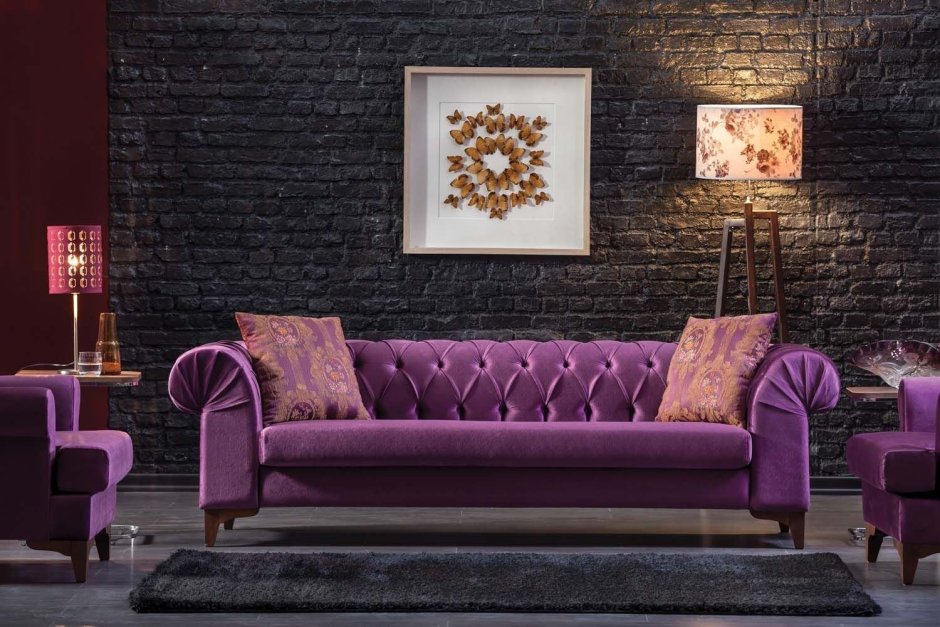 Фиолетовый диван в интерьере в гостиной
