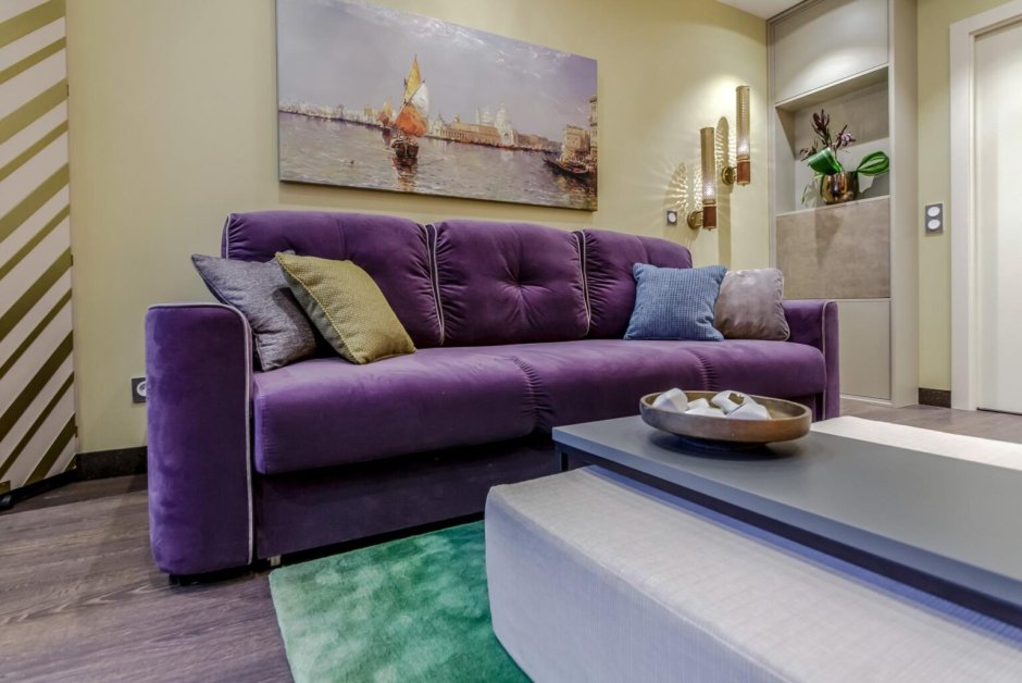 Интерьер гостиной с фиолетовая венецианской