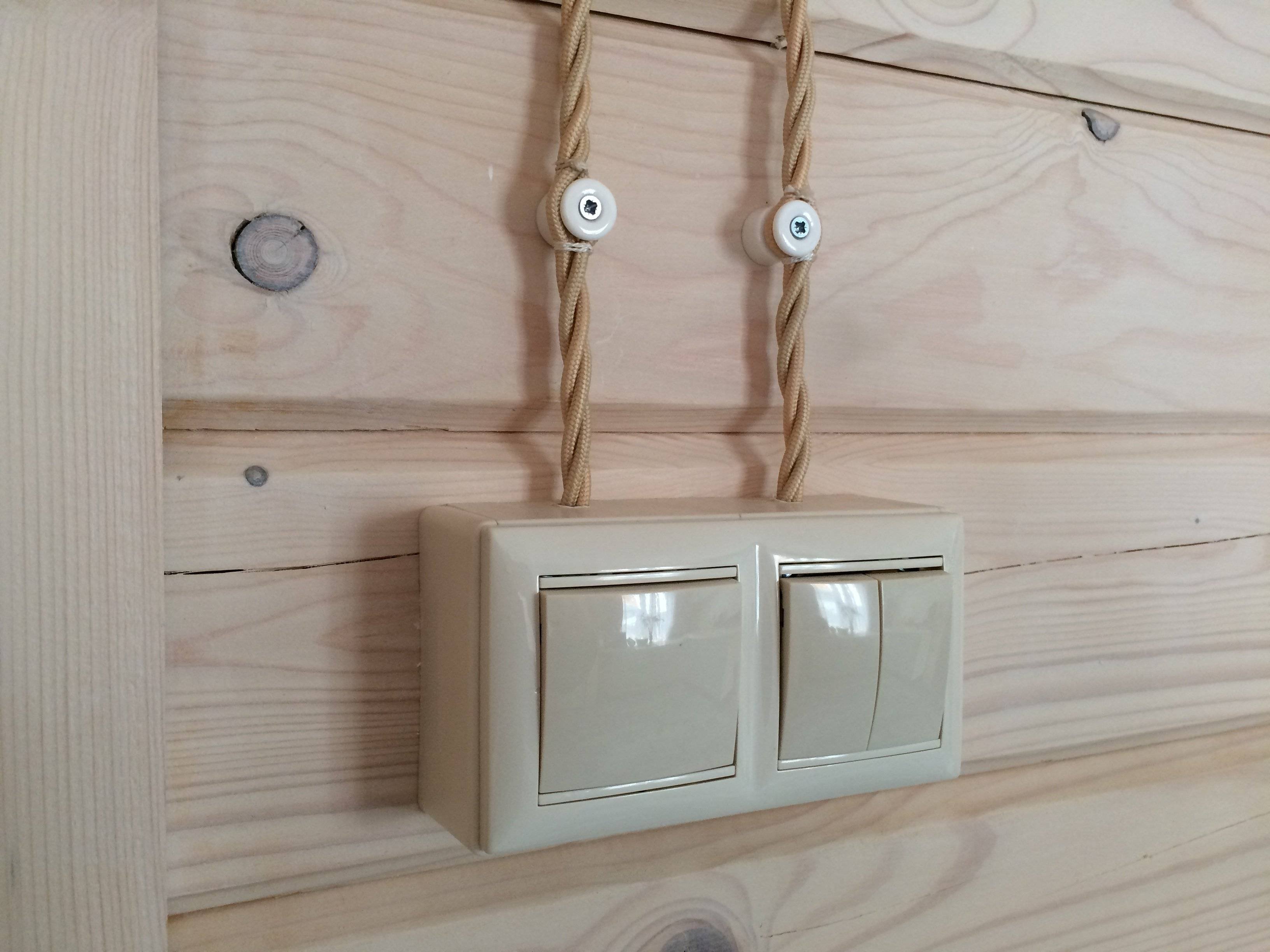 Особенности устройства открытой проводки в деревянном доме