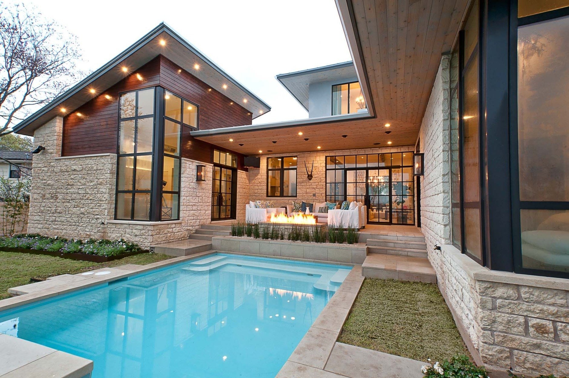 Фото большого дома с бассейном