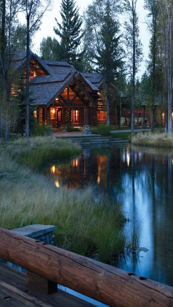 Дом в лесу у воды