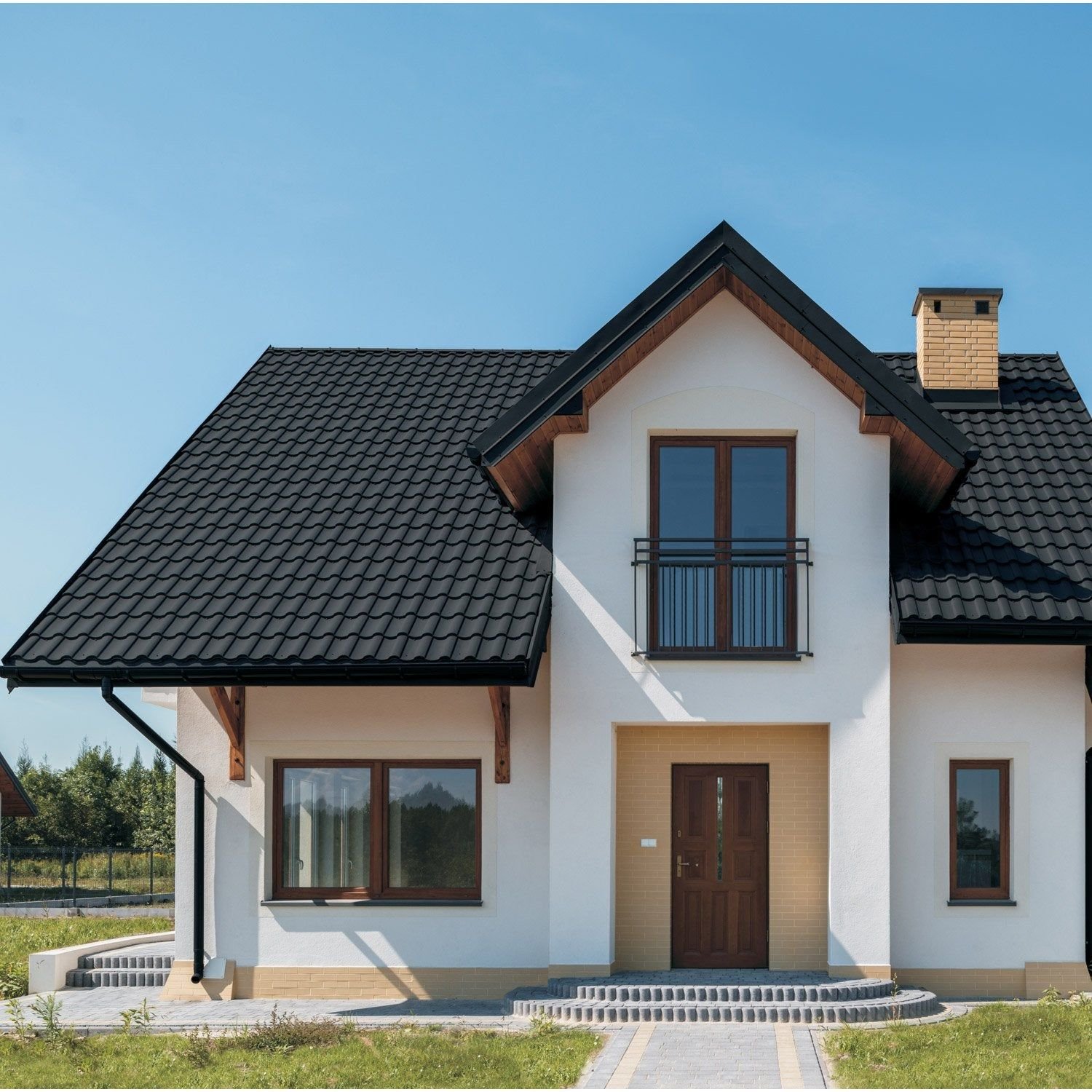 Фото белый дом с коричневой крышей фото