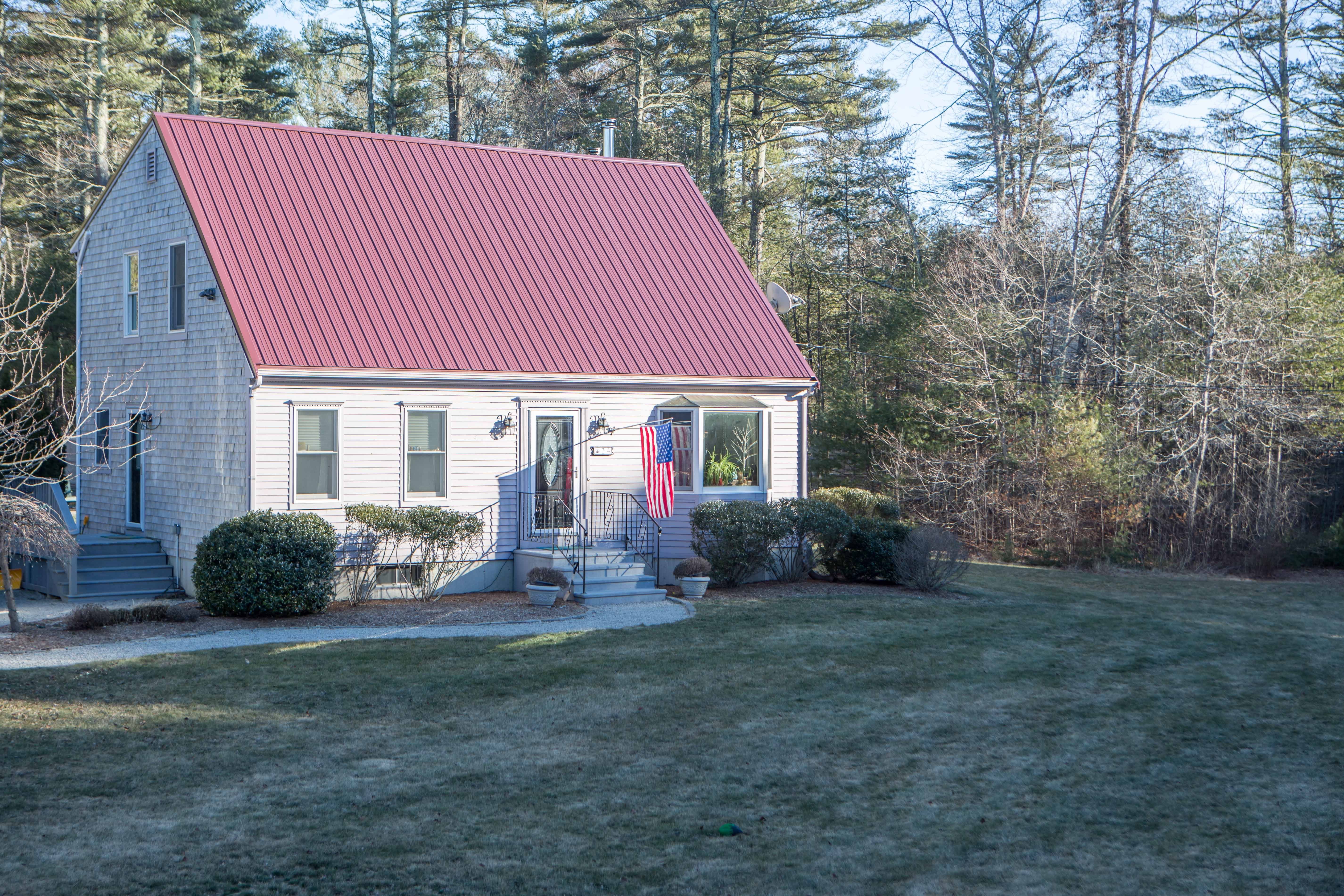 Голубой дом с красной крышей