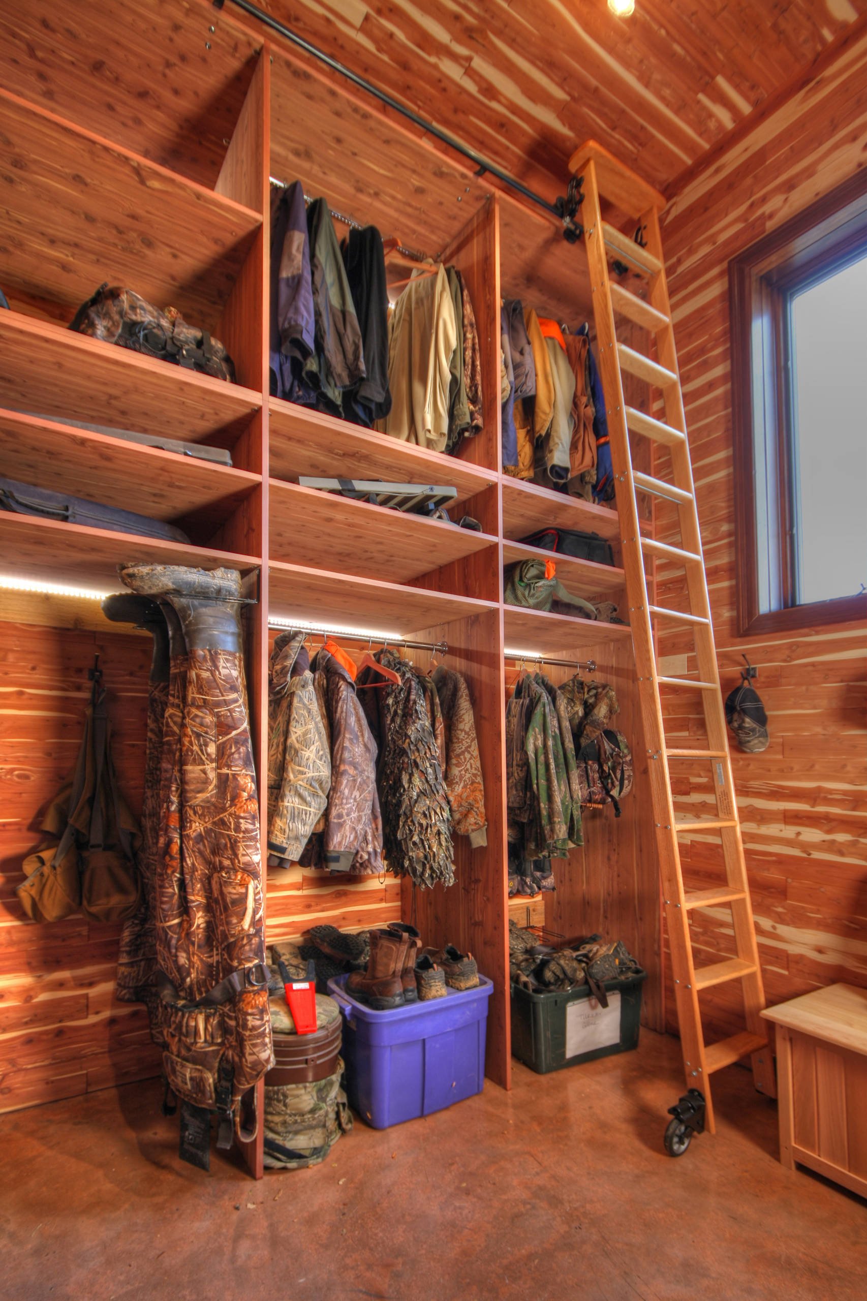 деревянные полки в гардеробе