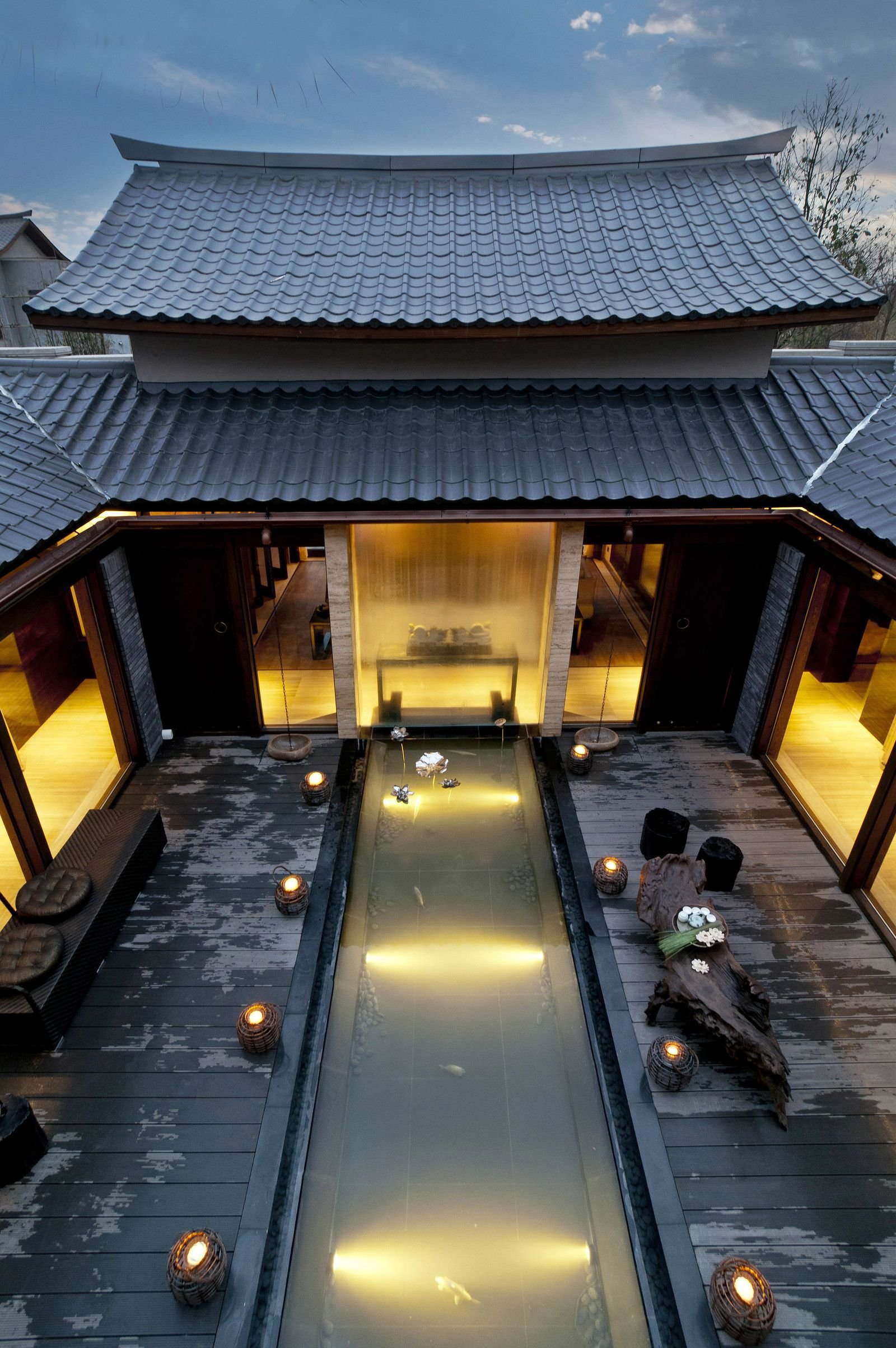 Серый дом на китайском. Китайская усадьба сыхэюань. Японская черепица Марусо. Японская крыша. Традиционный японский дом.