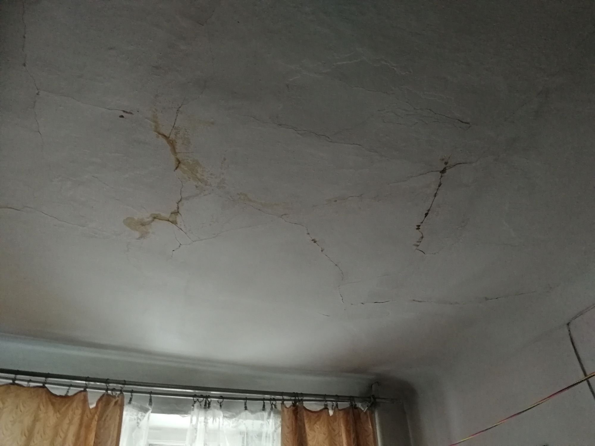 Трещины гипсокартон потолок. Трещины на потолке. Щели в плитах перекрытия. Микротрещины на потолке. Трещины по потолку.