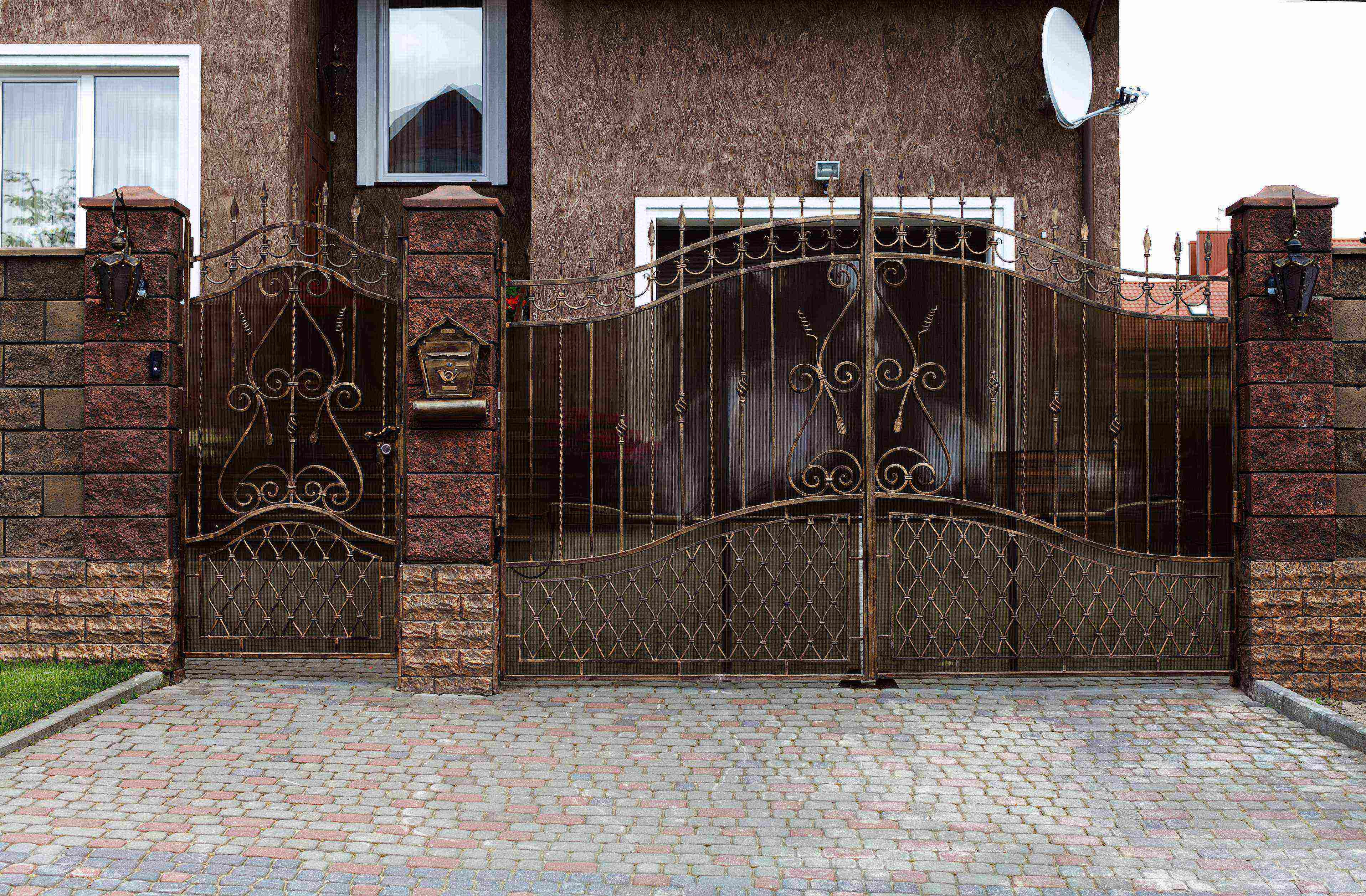 Забор и ворота для частного дома фото. Входные ворота в частном доме. Красивые заборы с ковкой. Красивый забор с воротами. Кованые ворота в современном стиле.