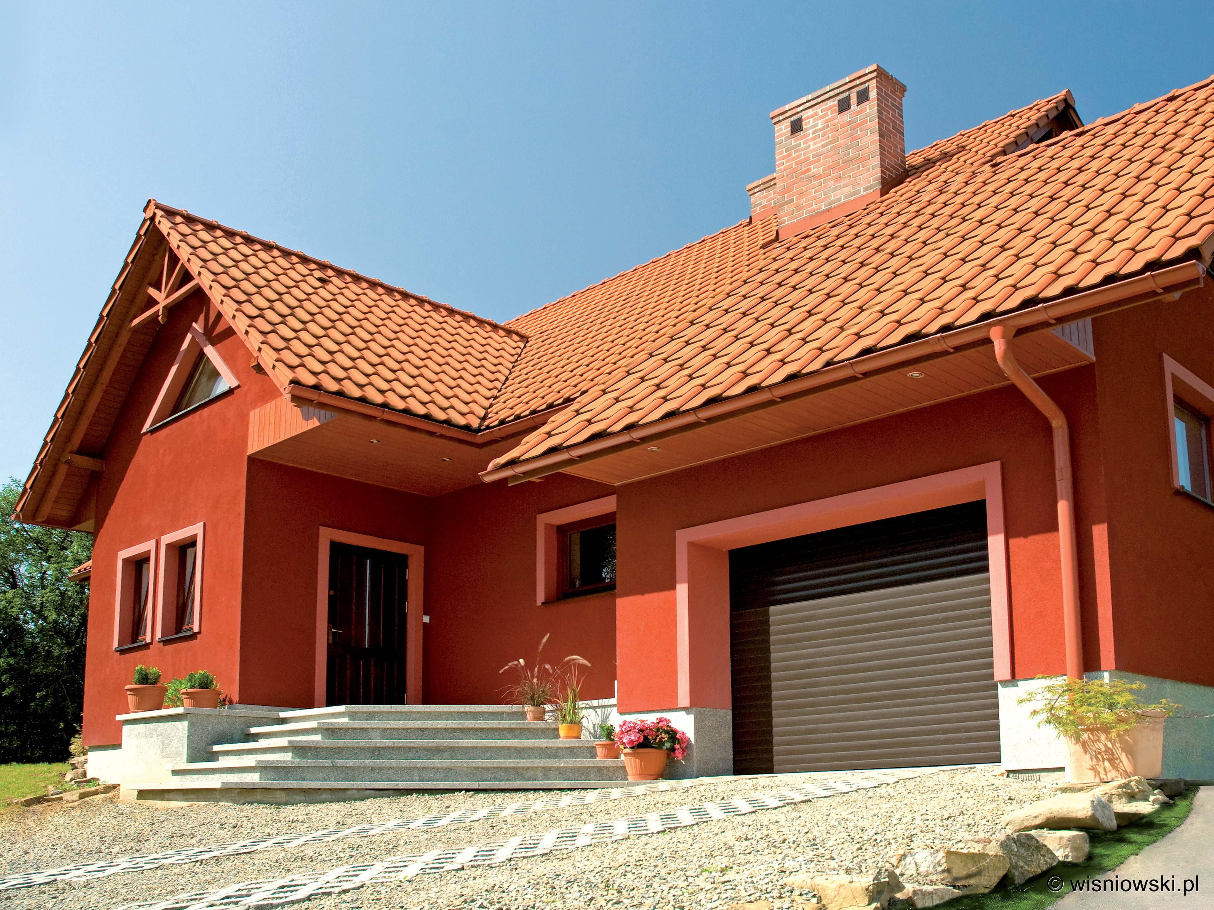 Дом квадратный крыша покраска. Черепица цвета терракота. Дома с терракотовой крышей. Оранжевый дом с коричневой крышей. Оранжевые фасады домов.