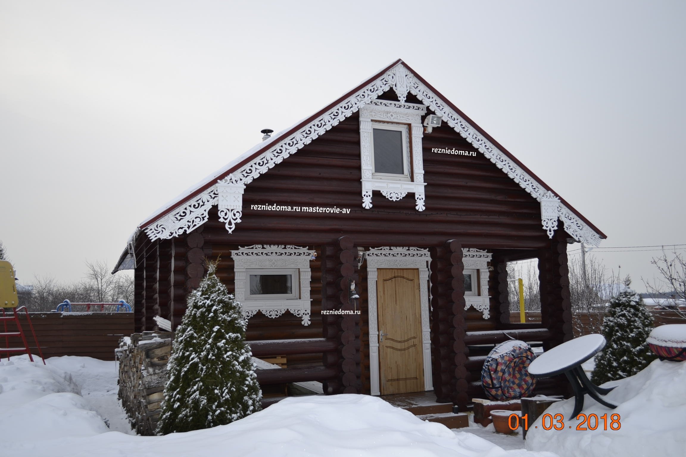 Деревянный дом с белыми наличниками